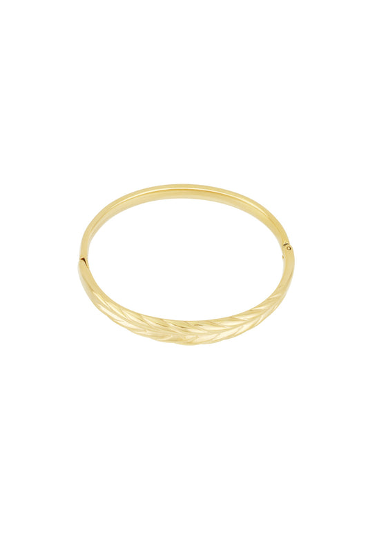 subtle relief bracelet